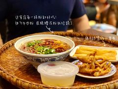 -爆炸头阿姨小四川正宗川味小吃(无任何分店)