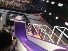 -嘿哟动霸CHUA·新潮玩运动娱乐中心·蹦床滑冰团建乐园