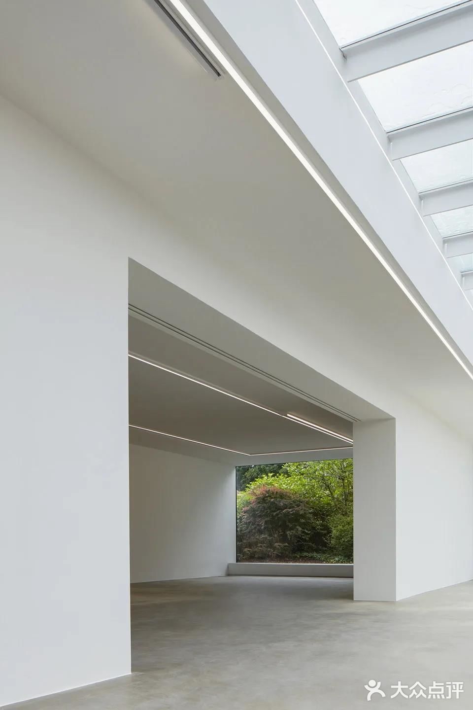 纯白艺术空间 - Miroslav Kubík画廊