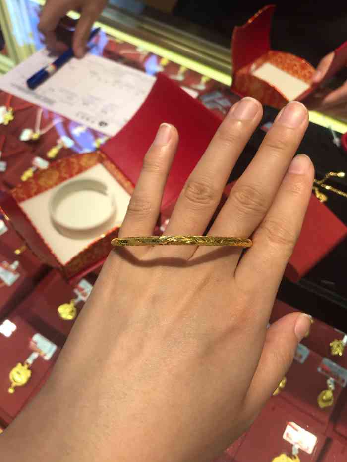 新华城珠宝店-"华城珠宝,很大的店面.看起来很古朴端庄大.