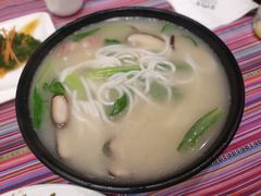 三鲜米线-香巴拉云南餐厅(华莱坞店)