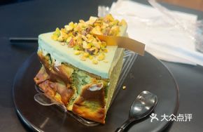 Pistachio Basque Square Cake