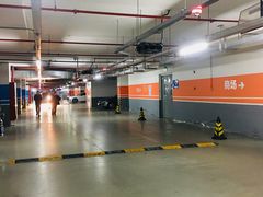 -绿地缤纷城-停车场