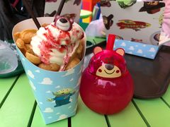 草莓熊鸡蛋仔冰淇淋-Lotso Lunch Box 草莓熊餐盒