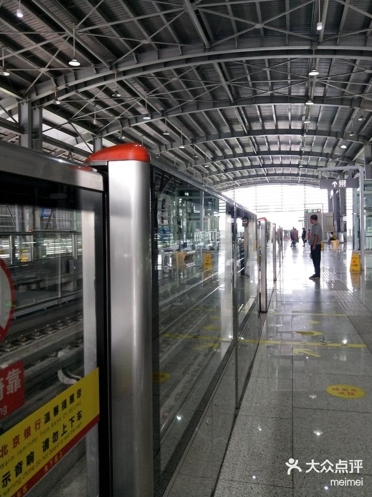 大雨过后,天气晴朗,地铁站正常运行<im