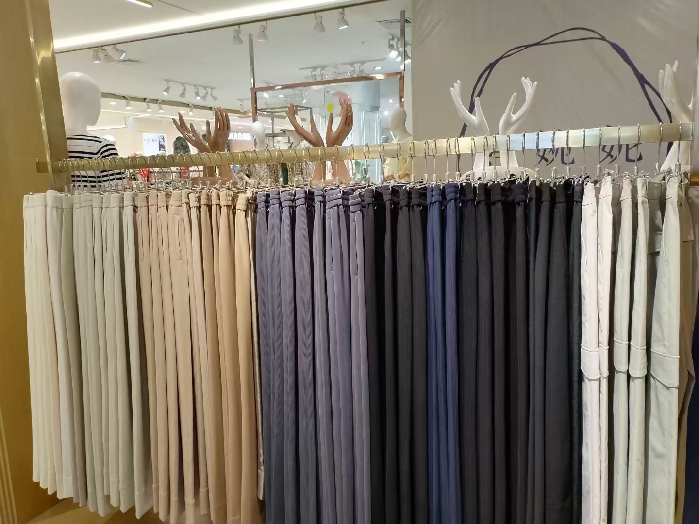 南京商厦二楼茗女裤新款到店