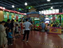 -维佳童话镇演出现场(徐东店)