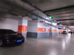 -绿地缤纷城-停车场