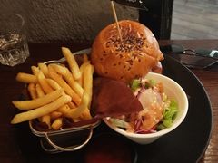 牛肉培根汉堡-遇见西木美式餐厅(体育路店)