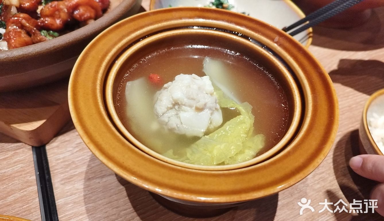 量很大我们三人都没吃完，烤鸭比店内点省15元