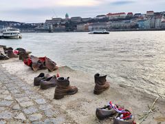 -多瑙河畔鞋履雕塑