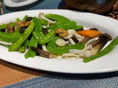 鲜鸡枞菌炒荷兰豆-雀舞云南菜(乐客城店)