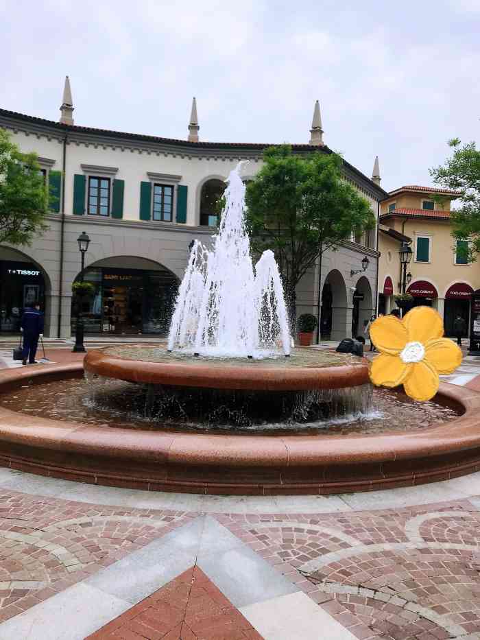 佛罗伦萨小镇京津名品奥特莱斯-"【环境】位于天津的武清县,如果购物