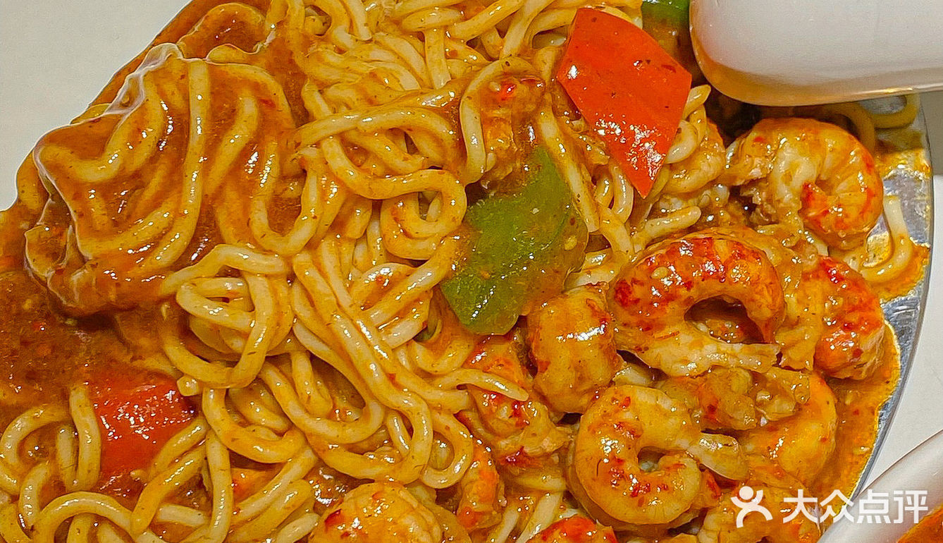 裹满酱汁的小龙虾面！我能吃100次[流泪][流泪][流泪]