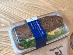 鸡肉蔓越莓杂粮三明治-瑞幸咖啡(永康公寓店)
