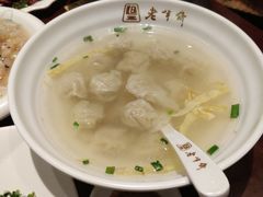 小馄饨配刀鱼汤汁-老半斋(福州路店)