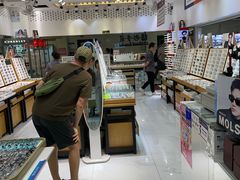 -美式眼镜·授权蔡司.依视路.尼康.豪雅.明月(人民广场店)