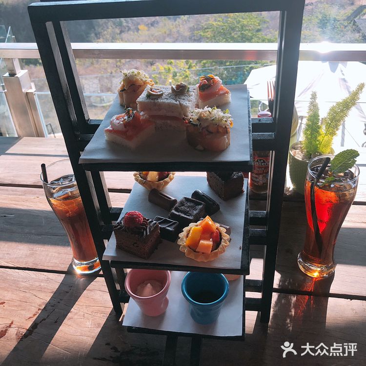 当地的网红酒店了，在酒店内完全可以不出门吃完好几天