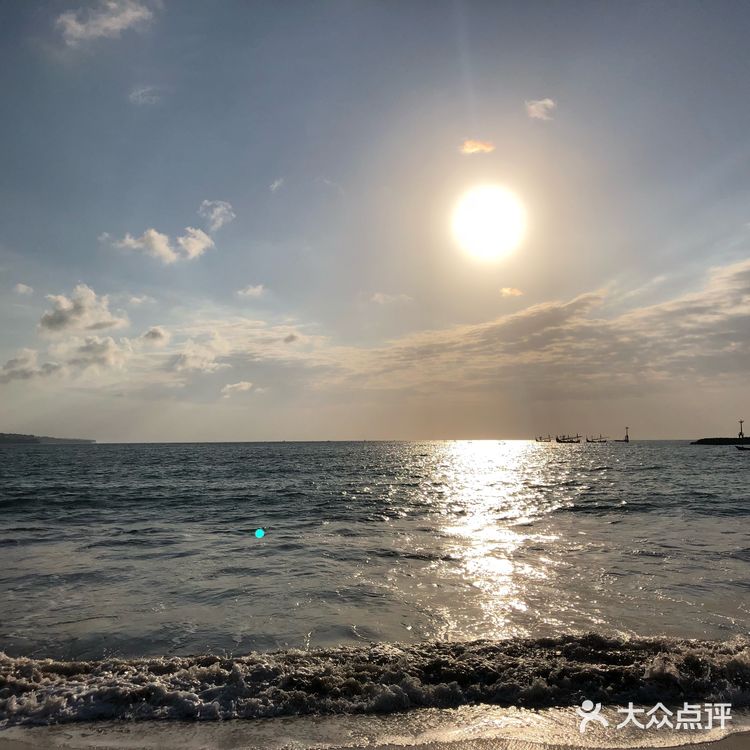 等待最美落日 据说金巴兰海滩拥有全世界最美的落日
