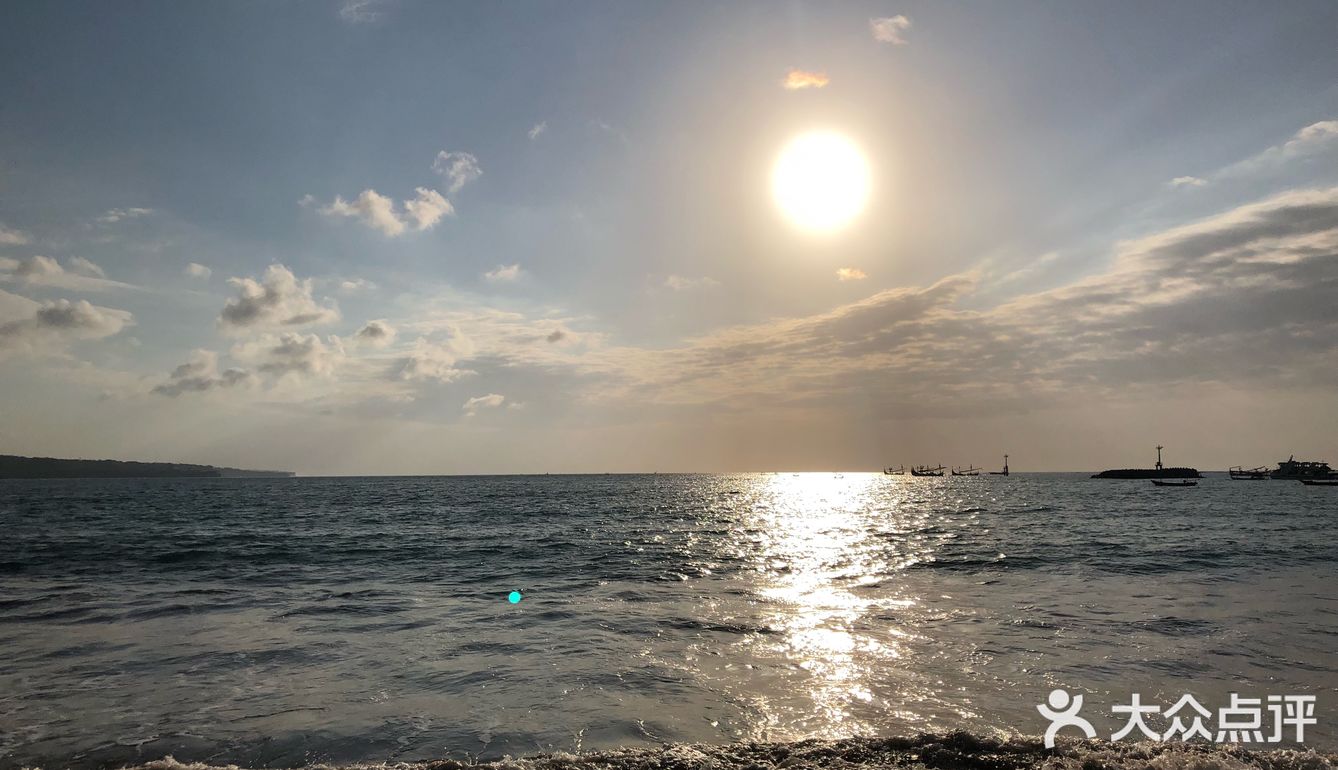 等待最美落日 据说金巴兰海滩拥有全世界最美的落日