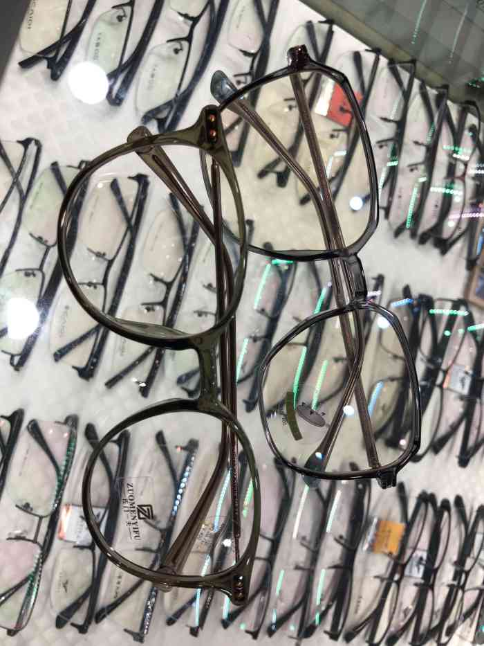 41人赞御剑威龙2022年12月6日打分第一次去三叶眼镜城配眼镜,选择了这