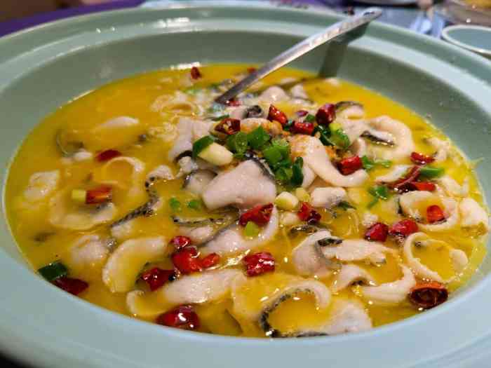 老谭记酸菜鱼(苍梧路店)-"苍梧路上沿街生意很好的一家酸菜鱼店家.