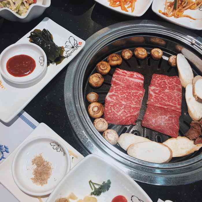 青松馆韩式烧烤(莱山永旺佳世客店)-"小菜不错 环境不错 拌饭也好吃