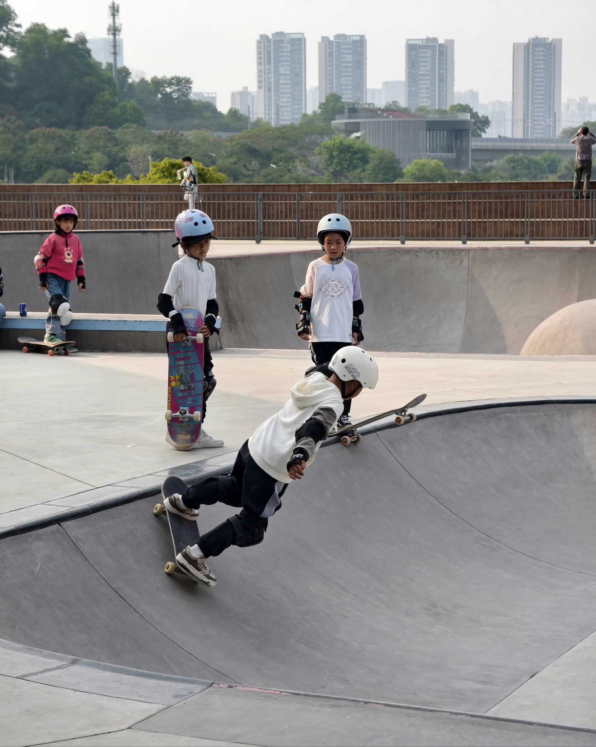 现在玩滑板的小孩真多!