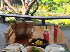 -Chom Cafe and Restaurant