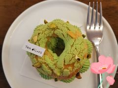 开心果树莓泡芙-Ten Olives甜点