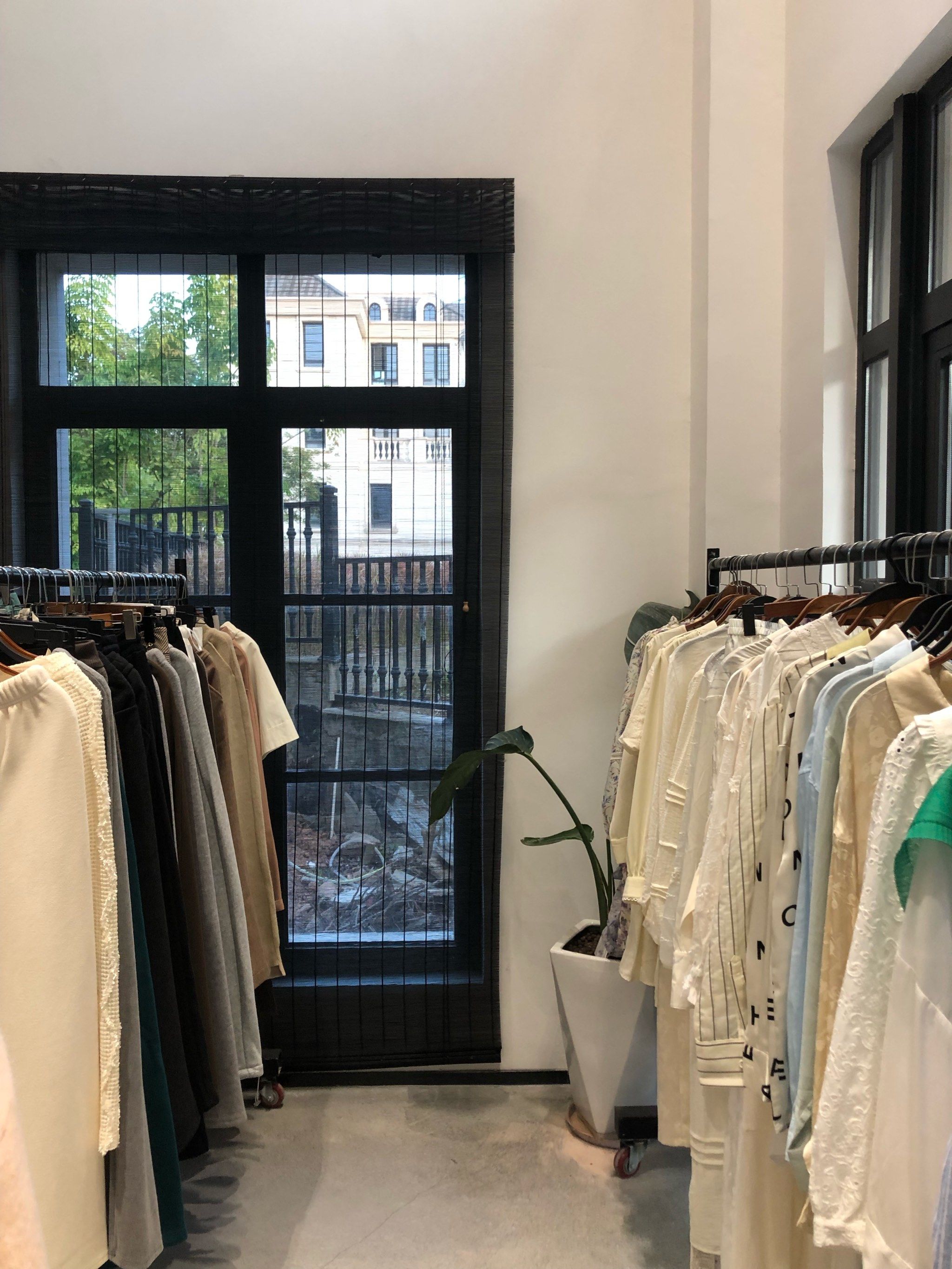 🍑宝500w 粉丝网红女装店
岛外店地址:
厦门同安区阳光城翡丽