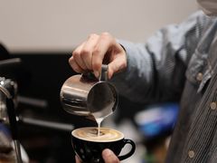 做咖啡的小哥哥-black rainbow coffee
