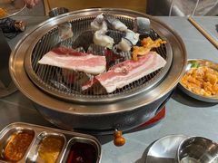 -围炉肉舍•炭烤活鳗•丹东海鲜烤肉(步行街店)