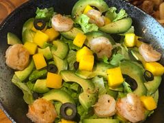 芒果牛油果烤虾沙拉-普兰达德国餐厅·德式脆皮烤猪肘·自酿啤酒(观唐店)