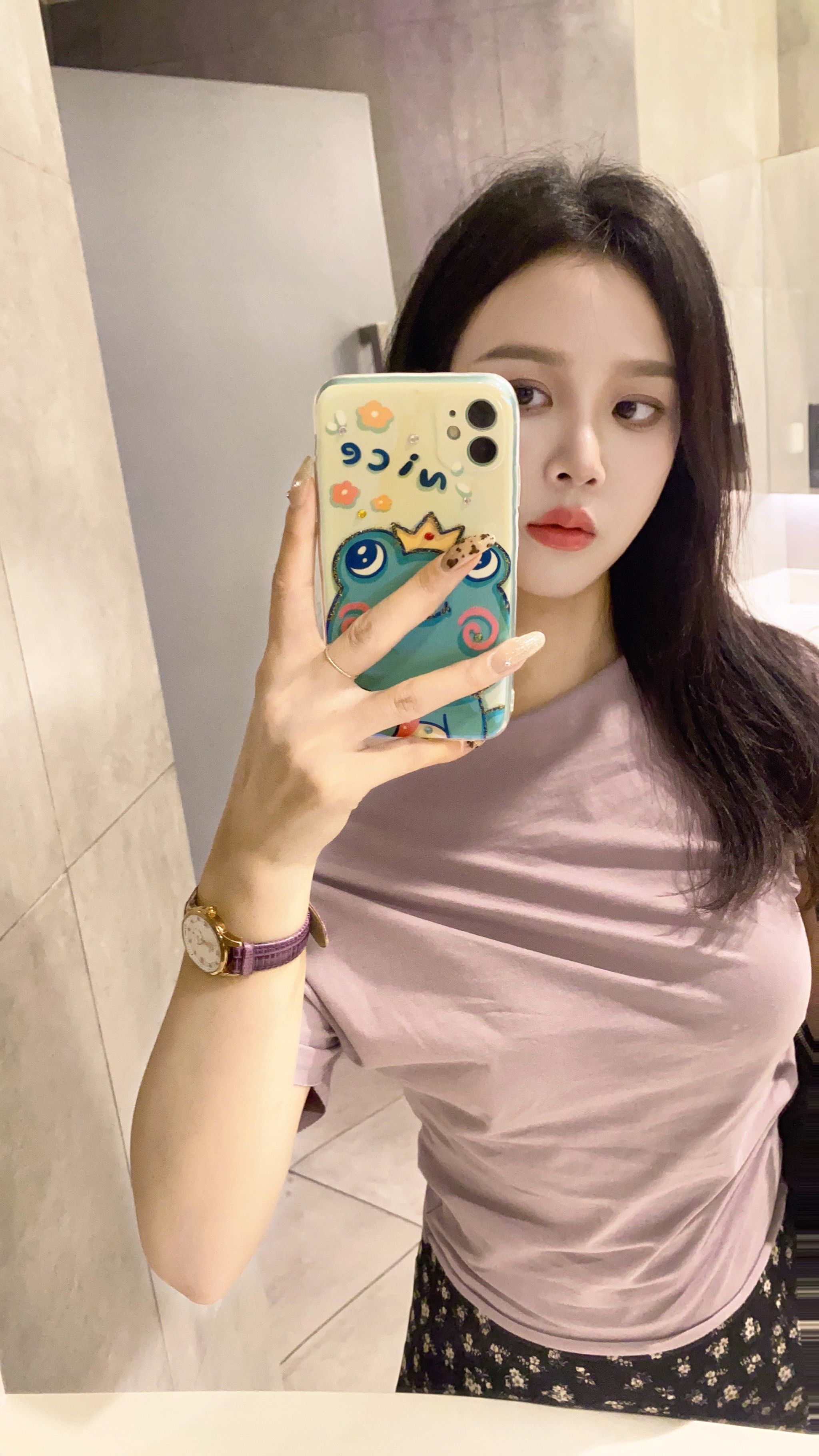 照镜子自拍也能美美哒
