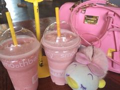 草莓香蕉牛奶和酸奶-莓园冰淇淋店