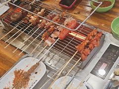 -哈尔滨小酒馆·鲜肉现穿自助烧烤(康新花园店)