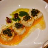 切成一段段很好入口 旁边是西西里小米做成的饼