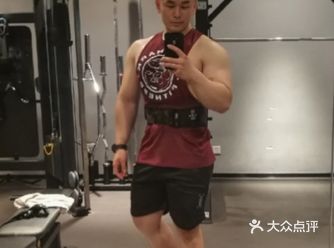 健身房开在两楼,刚进门第一眼看上去感觉很小