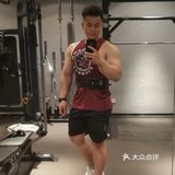 健身房开在两楼,刚进门第一眼看上去感觉很小