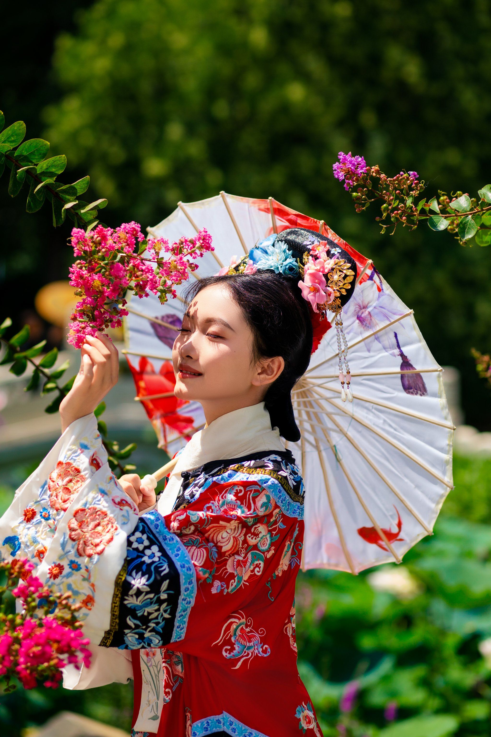 宫廷里的红袍佳人