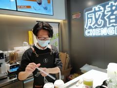 给饮品杯插吸管-树夏(锦里店)