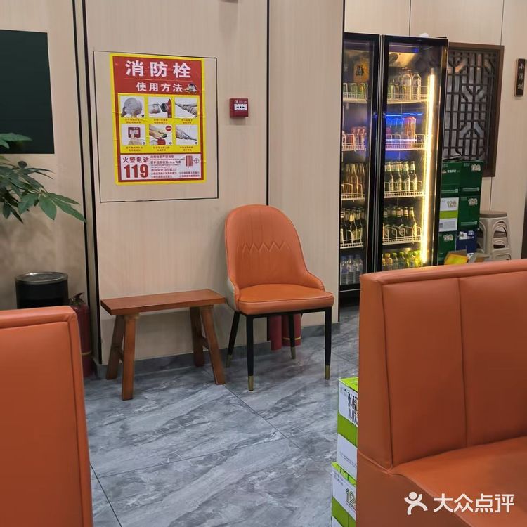 这家店的老板是广东人，听他打电话都是广东的口音