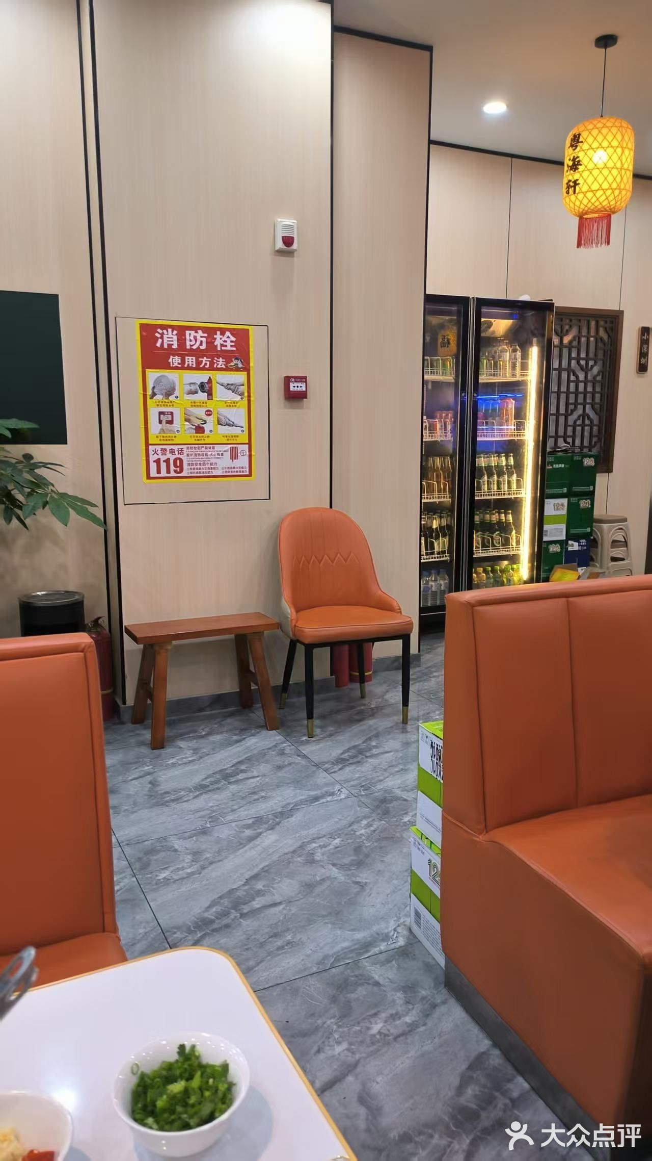 这家店的老板是广东人，听他打电话都是广东的口音