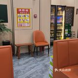 这家店的老板是广东人，听他打电话都是广东的口音