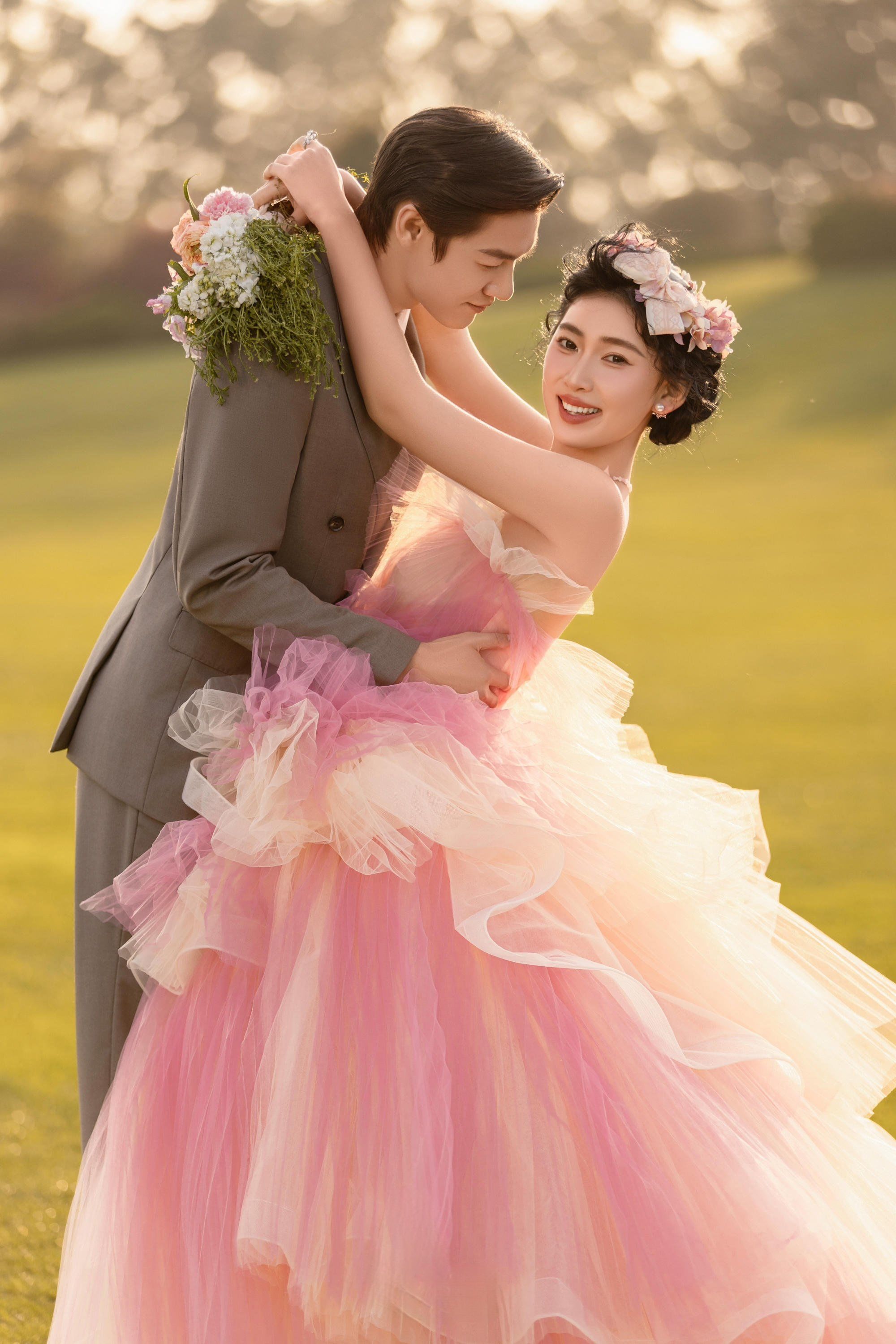 夏日粉纱裙的浪漫仙气✨森系唯美草坪婚纱照