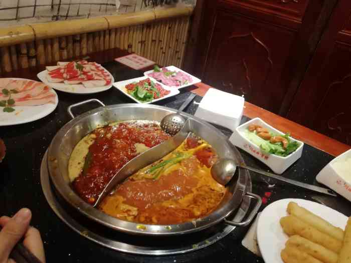 闷墩儿火锅(防洪渠店)-"咸阳口味不错的火锅店,要了中辣纯牛油锅美.