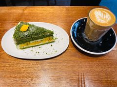 芒果抹茶奶油奶酥蛋糕-black rainbow coffee