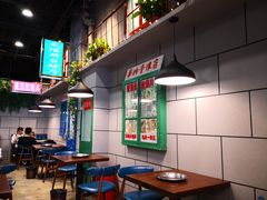 用餐区-超越炭火牛蛙火锅鸡(河东店)