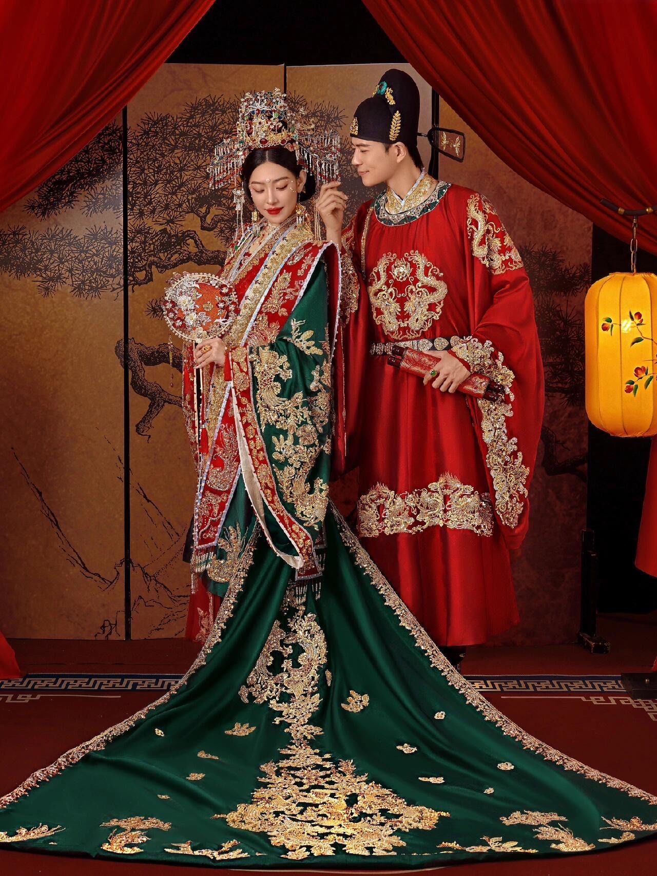 n集万千雍容华贵于一身
体验宋制囍嫁大气磅礴
红烛夜宴,锦绣嫁衣